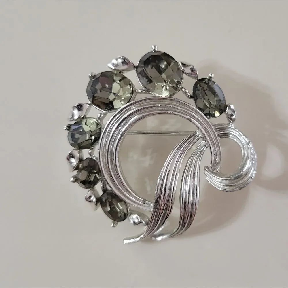 LISNER Round Pin Green Rhinestone Silver Tone Metal Vintage